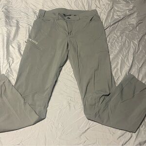 KUIU Men's Cargo Pants in Soft Gray
